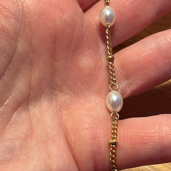 Delicate gold tone and faux pearl bracelet - Picture 2 of 3